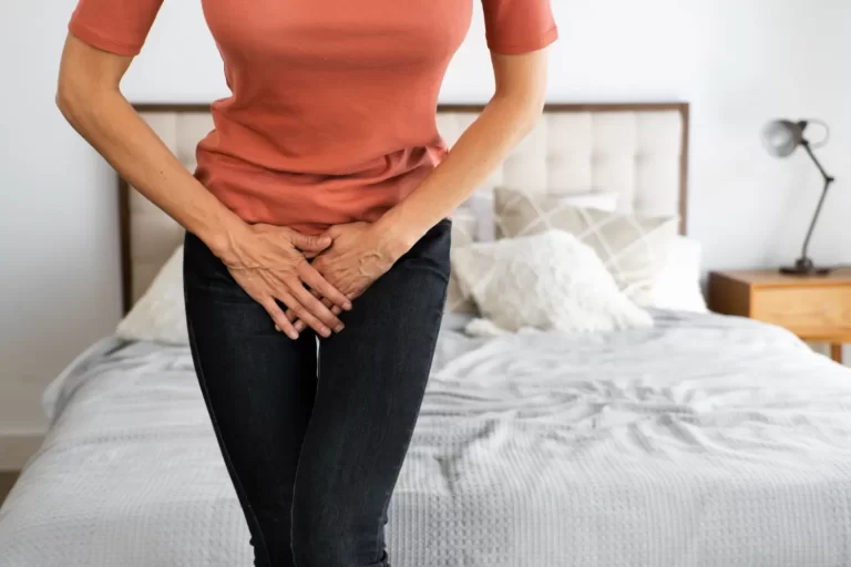 Vaincre les infections urinaires avec ces traitements naturels efficaces 5 Femme souffrant d'infections urinaires